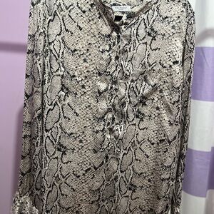 100% Silk Equipment Femme Slim Signature silk shirt in a snake print. Large
